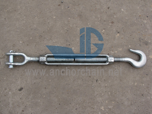 Turnbuckles သည် မေးရိုးနှင့်ချိတ်ဖြင့် ခန္ဓာကိုယ်ကို ဖွင့်ထားသည်။